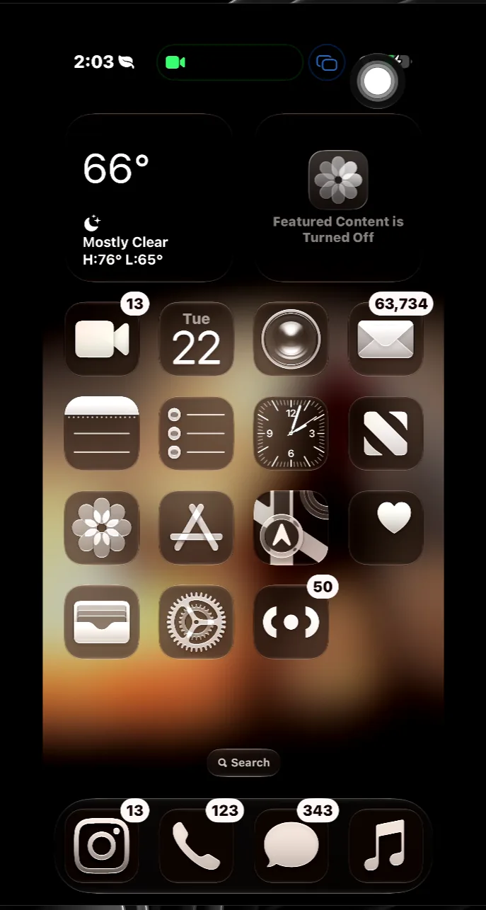 An iPhone home screen mirrored in AirMirror Pro, with the iPhone's pointer driven by the PC mouse